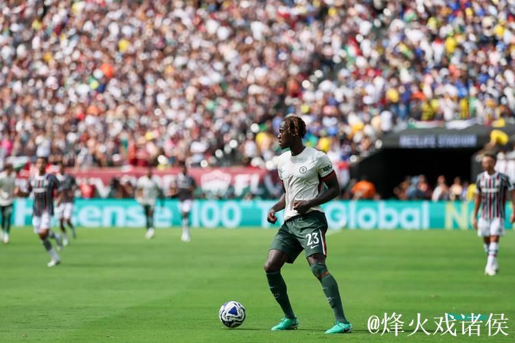 若昂-佩德罗跑位剖析:站位与移动撕裂巴黎防线 若昂-佩德罗跑位剖析:站位与移动撕裂巴黎防线